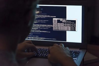 ChatGPT熱潮引爆高管離職潮，年薪千萬轉(zhuǎn)向計算機軟件開發(fā)